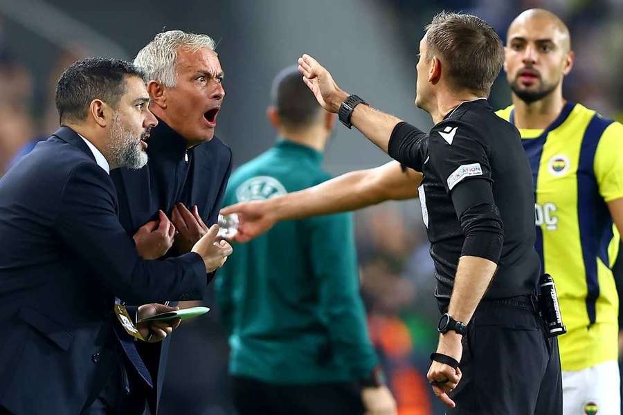 Mourinho bị đuổi, Man Utd đánh rơi chiến thắng trên sân Fenerbahce - 3