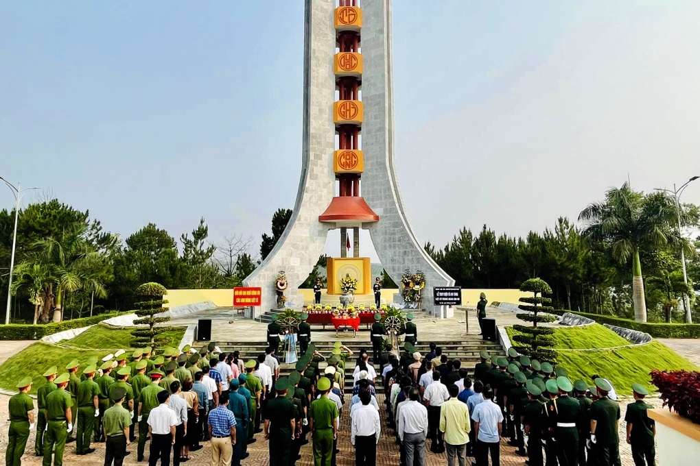 Tiếng khóc qua điện thoại tiếp động lực tìm kiếm hài cốt liệt sĩ - 2