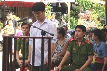 Nữ sinh viên đâm đầu vào taxi vì mải đuổi theo cướp