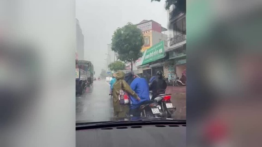 Tài xế xe ôm công nghệ bị người đi xe máy dừng xe, đánh giữa trời mưa