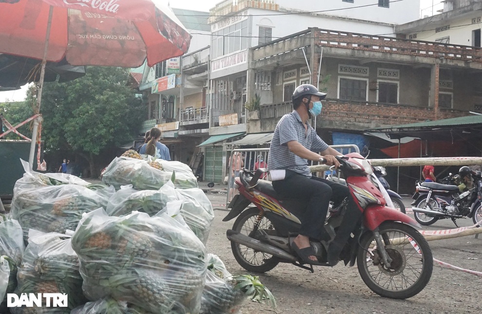 Lo phong tỏa, tiểu thương chợ đầu mối lớn nhất Nghệ An cấp tập sơ tán hàng - 7 Lo phong tỏa, tiểu thương chợ đầu mối lớn nhất Nghệ An cấp tập sơ tán hàng - 7