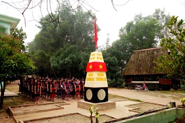 Cột mốc chủ quyền Trường Sa trong trường học giữa Trường Sơn