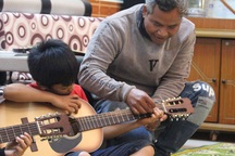 Chuyện người cha Jrai nhận 4 đứa con nuôi, mở lớp dạy nhạc miễn phí