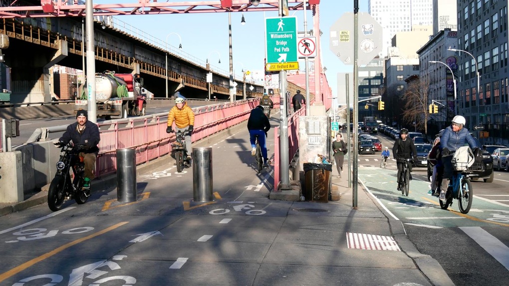 Xe đạp điện phóng nhanh, luồn lách gây hỗn loạn giao thông New York - 2 Xe đạp điện phóng nhanh, luồn lách gây hỗn loạn giao thông New York - 2