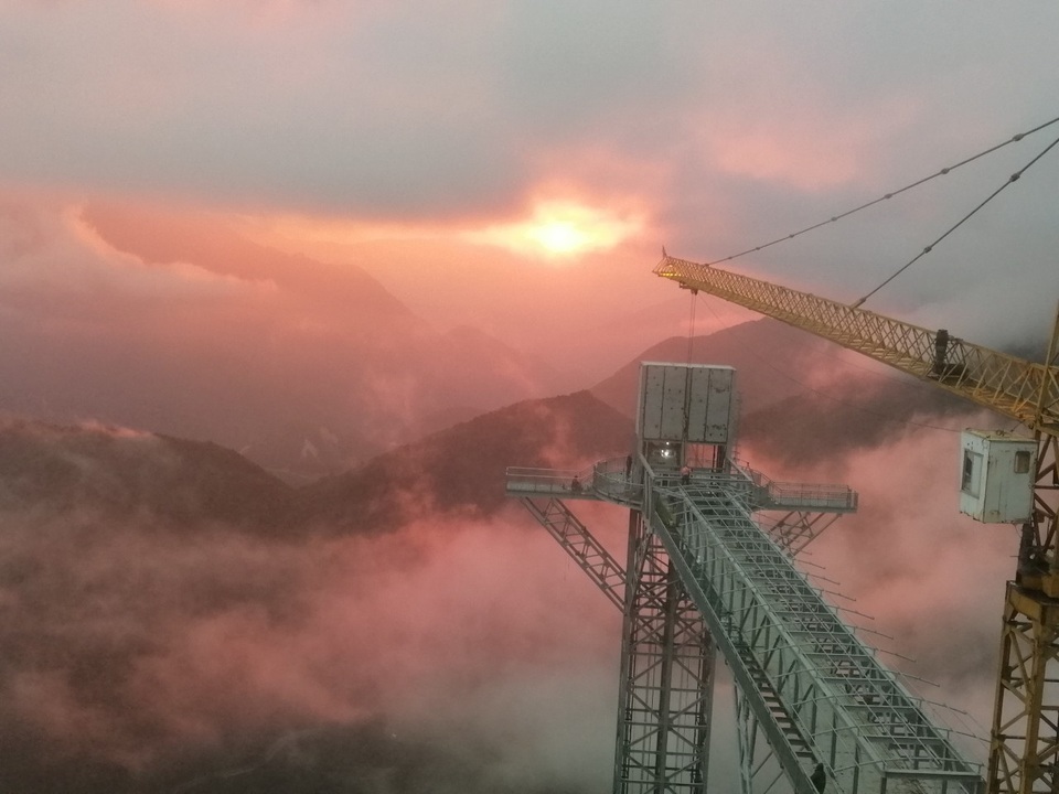 Du khách thích thú trải nghiệm cầu kính cao 500m, ngắm toàn cảnh Hoàng Liên Sơn - 5 Du khách thích thú trải nghiệm cầu kính cao 500m, ngắm toàn cảnh Hoàng Liên Sơn - 5