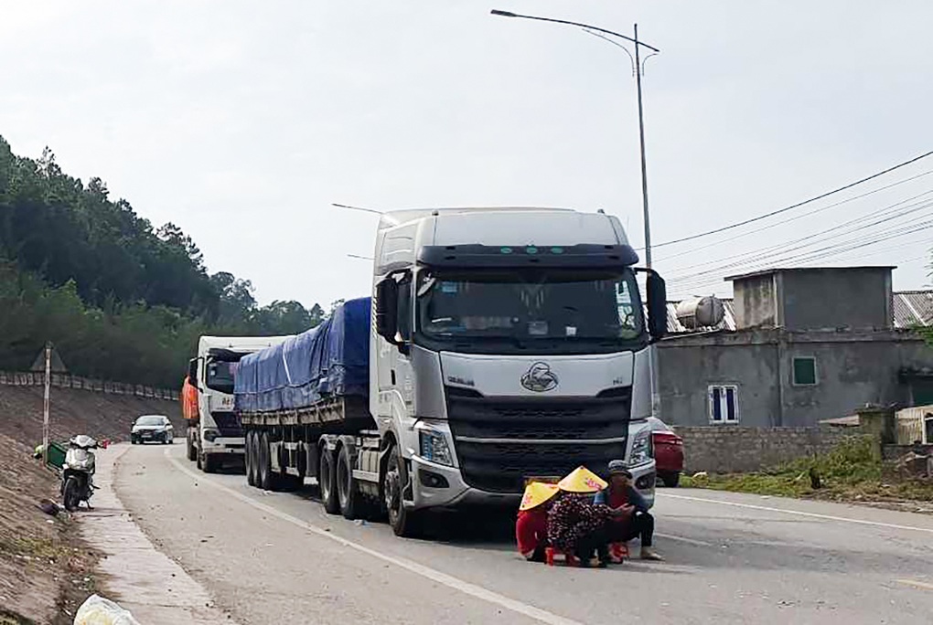 Dân lại dựng lều chặn ô tô tải vào cảng biển quốc tế - 1 Dân lại dựng lều chặn ô tô tải vào cảng biển quốc tế - 1