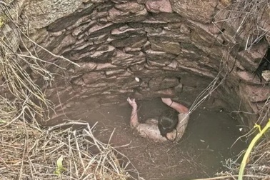 54 giờ đối mặt với rắn, muỗi và lạnh giá dưới giếng sâu của bà mẹ 48 tuổi