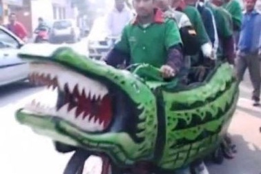 Xe máy hình cá sấu chở được 10 người