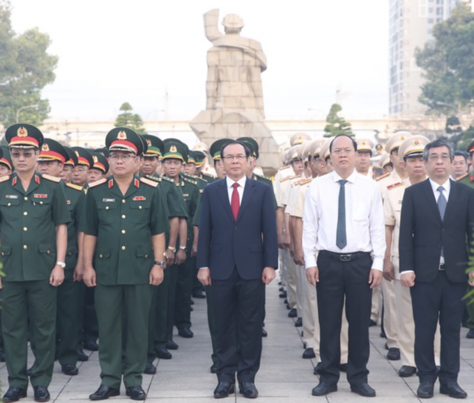 Các đại biểu dâng hương tưởng niệm các anh hùng liệt sĩ tại Nghĩa trang liệt sĩ TP.HCM.