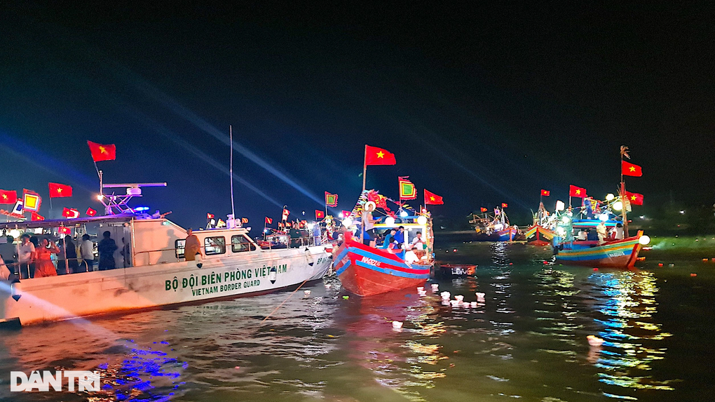 Hội hoa đăng tri ân các anh hùng liệt sĩ bên bờ Lam giang - 1 Hội hoa đăng tri ân các anh hùng liệt sĩ bên bờ Lam giang - 1