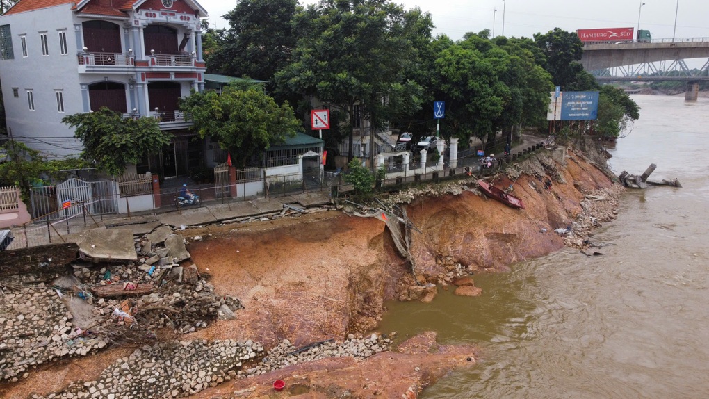 Sạt lở sát chân cầu Hạc Trì ở Phú Thọ, uy hiếp nhiều nhà dân - 2