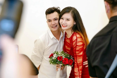 Chuyện tình chị em của shipper điển trai và cô gái TPHCM "nghiện" mua sắm