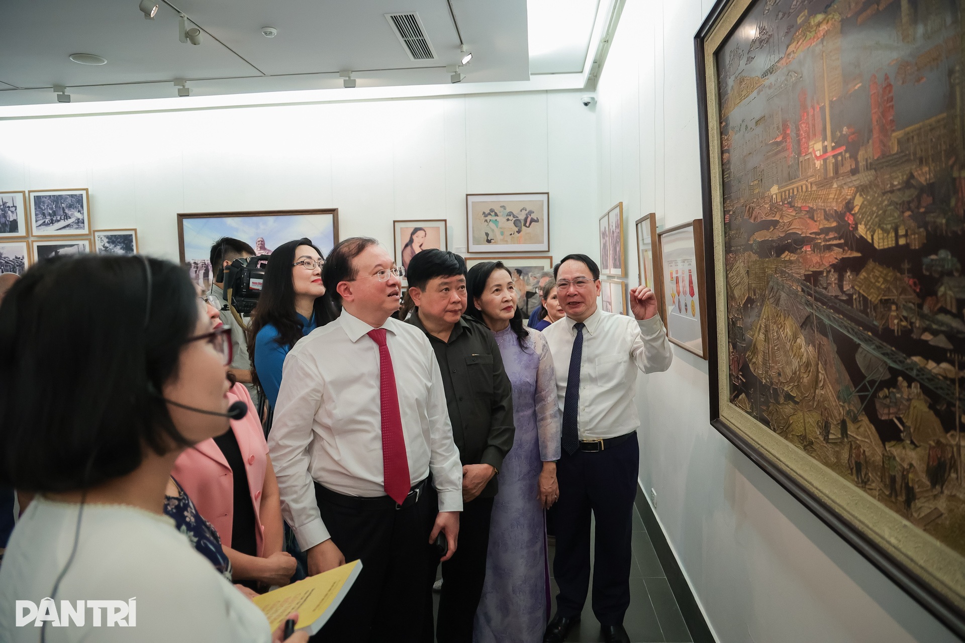 Bohaterska historia narodowa przedstawiona poprzez serię obrazów i zdjęć nagrodzonych nagrodami szlacheckimi - 1 Lịch sử dân tộc hào hùng qua loạt tranh, ảnh đoạt giải thưởng cao quý - 1