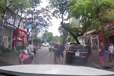 Lái xe "hổ báo" đi ngược chiều gặp đúng... thợ săn