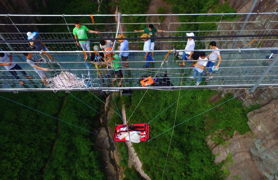 Ngả mũ trước những tấm ảnh cưới mang ý tưởng “mạo hiểm” - 9 Ngả mũ trước những tấm ảnh cưới mang ý tưởng “mạo hiểm” - 9