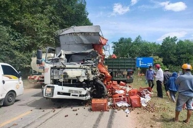 Xe tải va chạm kinh hoàng với xe đầu kéo, một tài xế tử vong