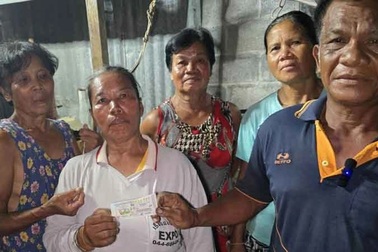 Tình cờ mua xổ số ở ngoài đồng, vợ chồng nông dân trúng 4,6 tỷ đồng