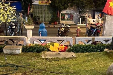 Người phụ nữ bán vé số dạo gục chết sau tiếng hô "trả tiền cho tao"