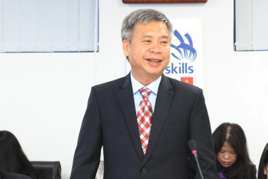 "Người thầy phải luôn đứng bằng hoặc thấp hơn trò mới dạy được trò"