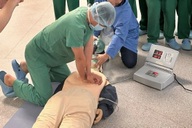 Vợ bụng bầu gào khóc bất lực khi chồng ngừng tim, không qua khỏi