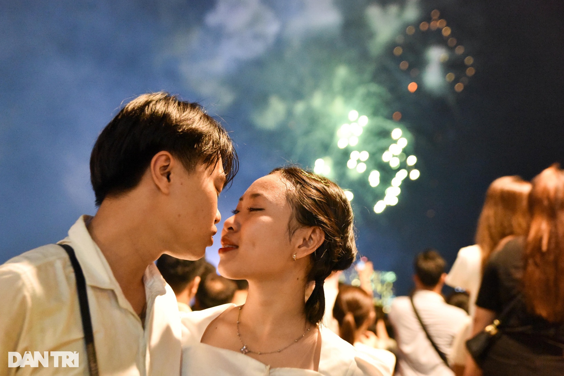 Người dân TPHCM mãn nhãn với pháo hoa dịp 30/4 - 9 Người dân TPHCM mãn nhãn với pháo hoa dịp 30/4 - 9