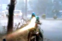 Clip nam thanh niên thoát nạn trong cơn giông khủng khiếp ở Hà Nội