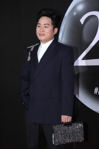 Tùng Dương “chặt chém” thảm đỏ với trang phục hàng hiệu giá nửa tỷ đồng - 6