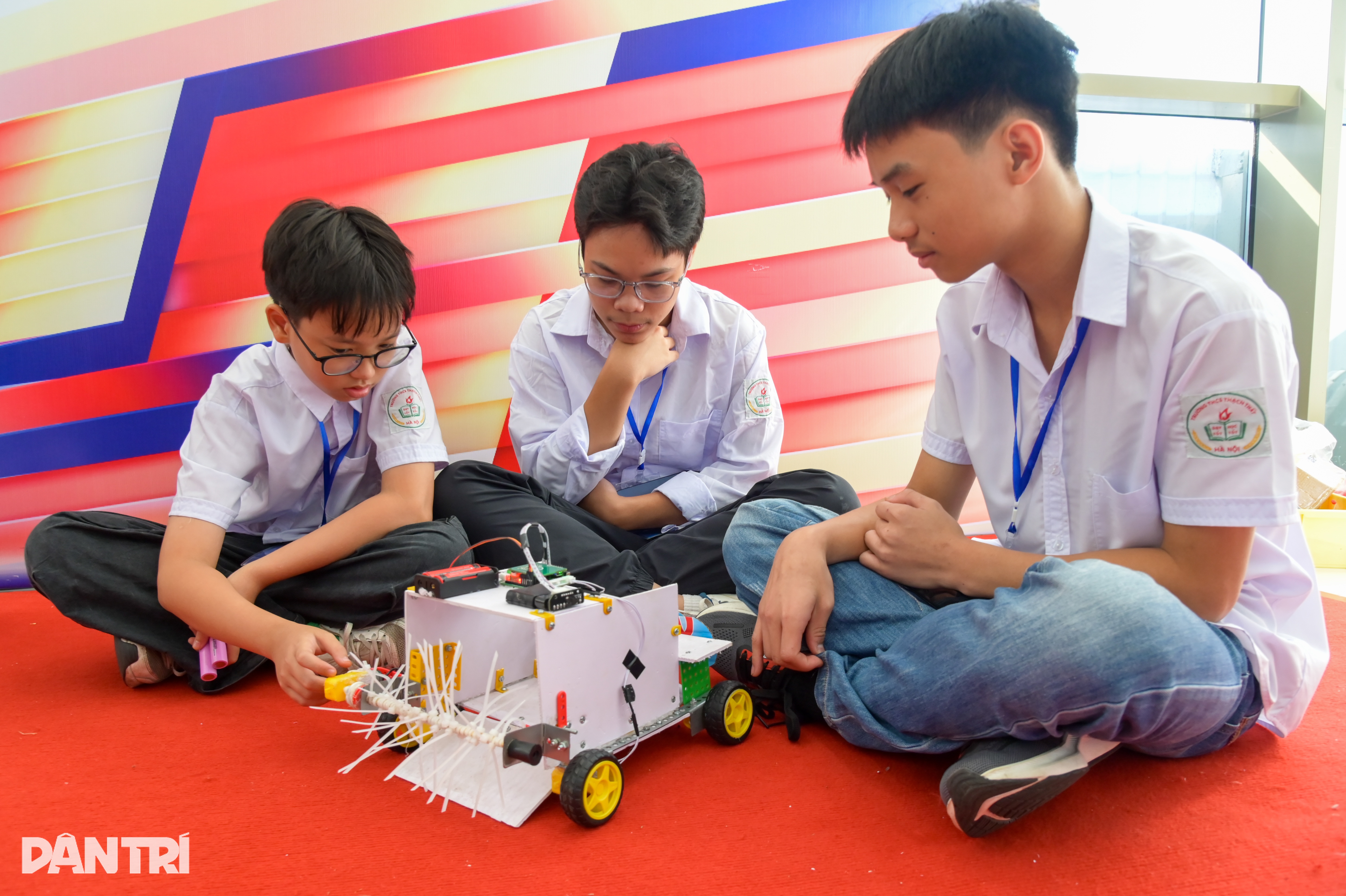 Kịch liệt tranh tài học sinh tự lập trình, chế tạo “cỗ máy thu bóng” - 3