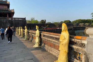 Thu hồi tượng giấy đặt ở lối dẫn vào Ngọ Môn Huế