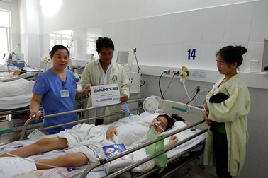 Gần 35 triệu đồng đến với cô gái trẻ Hrê bị bệnh suy nhược cơ