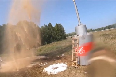 YouTuber "nghịch dại" với thử thách trộn soda vào 10.000 lít Coca-cola