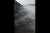 Cận cảnh đập ở Trung Quốc mở toàn bộ 14 cửa xả lũ