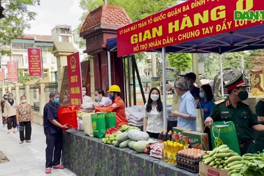 Hàng trăm người lao động, người dân nghèo "đi chợ" 0 đồng ở Hà Nội