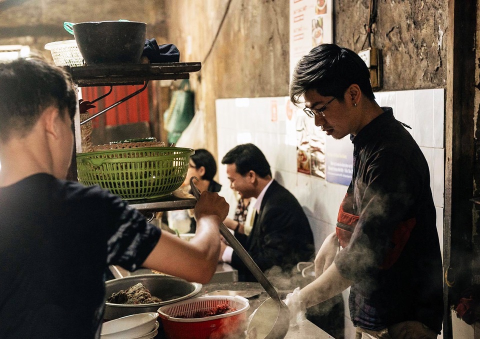 Hà Nội dừng cách ly xã hội: Chủ hàng phở dậy từ 2 giờ, thái thịt xuyên đêm - 1 Hà Nội dừng cách ly xã hội: Chủ hàng phở dậy từ 2 giờ, thái thịt xuyên đêm - 1