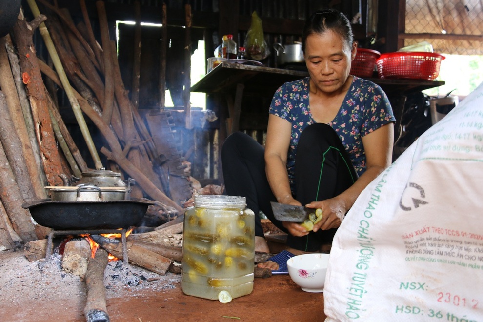 Xót xa cảnh vợ chồng cựu binh ở vùng biên giới, trong nhà chỉ có hũ dưa - 7 Xót xa cảnh vợ chồng cựu binh ở vùng biên giới, trong nhà chỉ có hũ dưa - 7