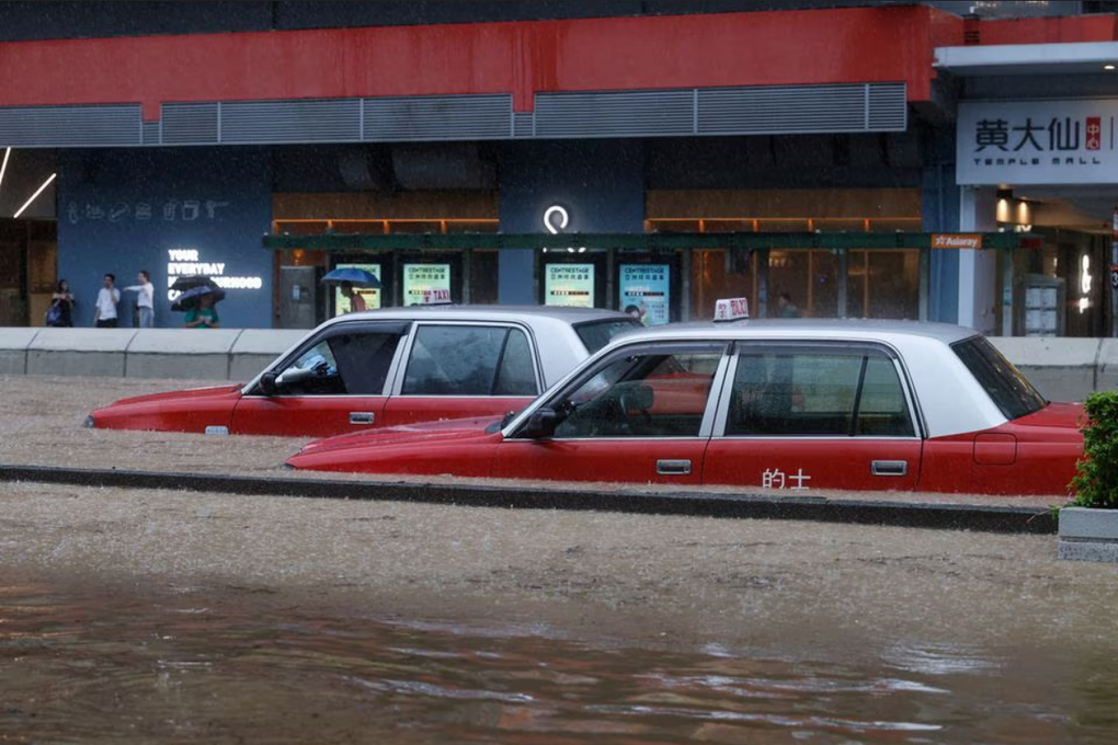 Hong Kong tê liệt vì mưa lớn chưa từng có trong gần 140 năm - 1