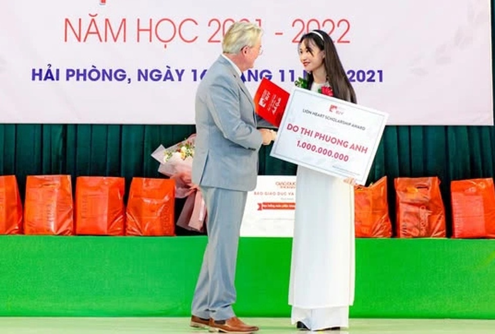 Bất ngờ lý do giúp nữ sinh xinh đẹp làng SOS nhận được học bổng 1 tỷ đồng - 4