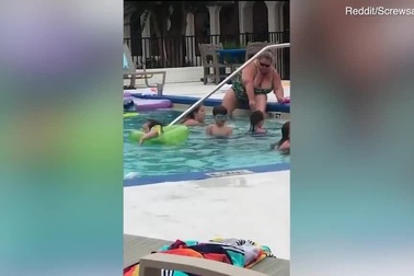 Nữ du khách gây sốc khi thản nhiên cạo lông chân bên bể bơi đông người