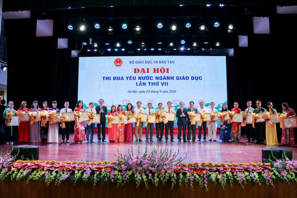 Phó Chủ tịch nước: Gắn thi đua với xây dựng môi trường giáo dục lành mạnh - 3 Phó Chủ tịch nước: Gắn thi đua với xây dựng môi trường giáo dục lành mạnh - 3