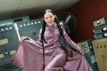 "Hot girl Vietnam Idol" Giana phá cách với giày trượt patin và áo dài