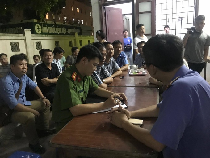 Bé trai Hà Nội tử vong khi nhà trường bỏ quên trên xe đưa đón
