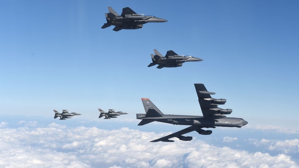 Mỹ điều pháo đài bay B-52 tập trận cùng tiêm kích F-35 của Hàn Quốc - 1 Mỹ điều pháo đài bay B-52 tập trận cùng tiêm kích F-35 của Hàn Quốc - 1