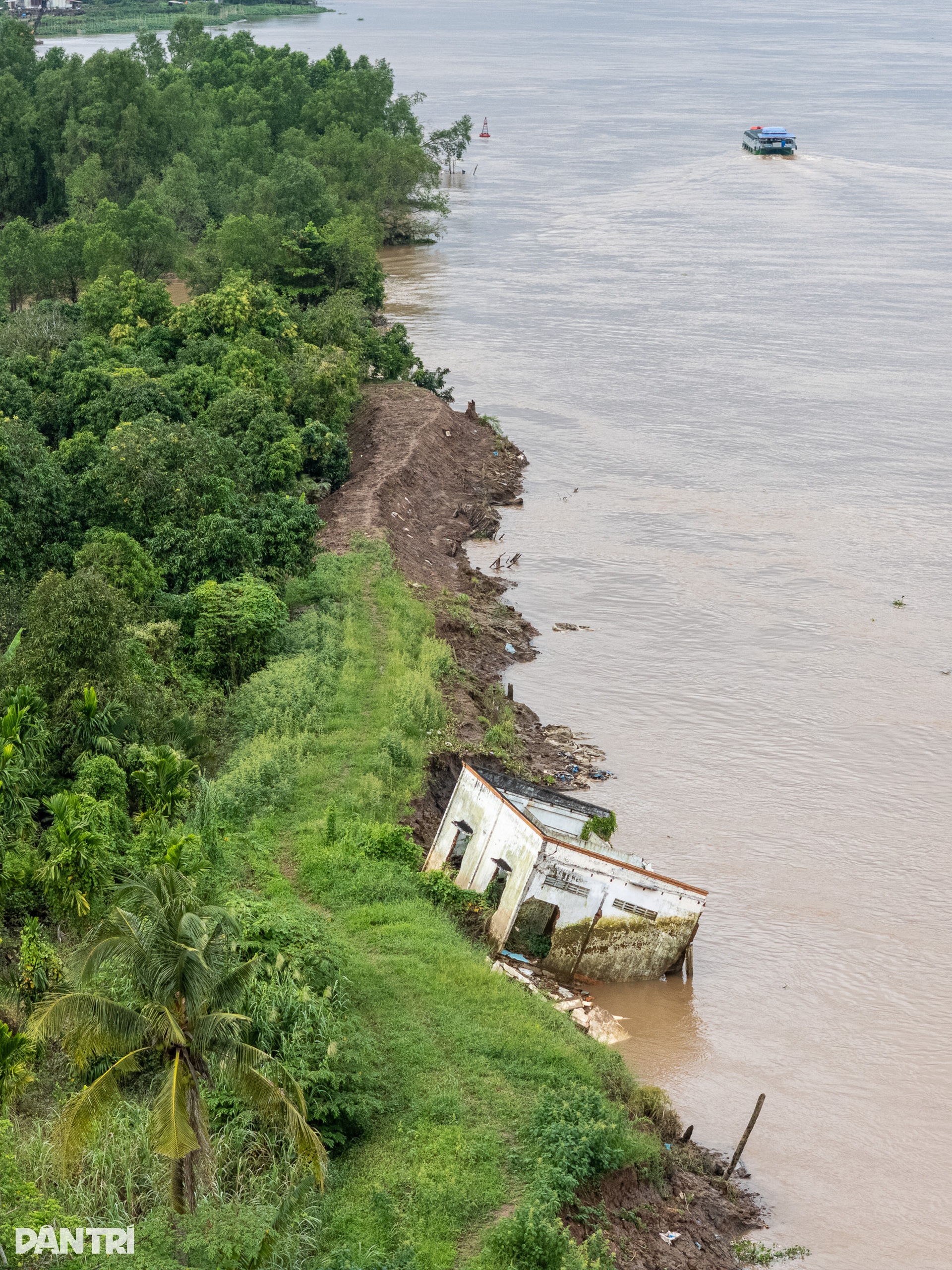 Nhiều nhà ven sông ở miền Tây bị nhấn chìm do sạt lở - 10 Nhiều nhà ven sông ở miền Tây bị nhấn chìm do sạt lở - 10