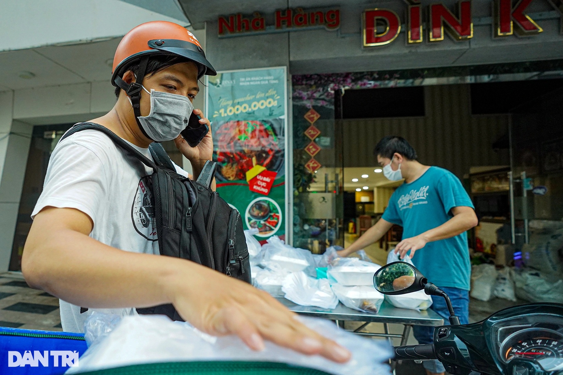 Cửa hàng quần áo, quán ăn ở TPHCM ngóng chờ trạng thái bình thường mới - 4 Cửa hàng quần áo, quán ăn ở TPHCM ngóng chờ trạng thái bình thường mới - 4