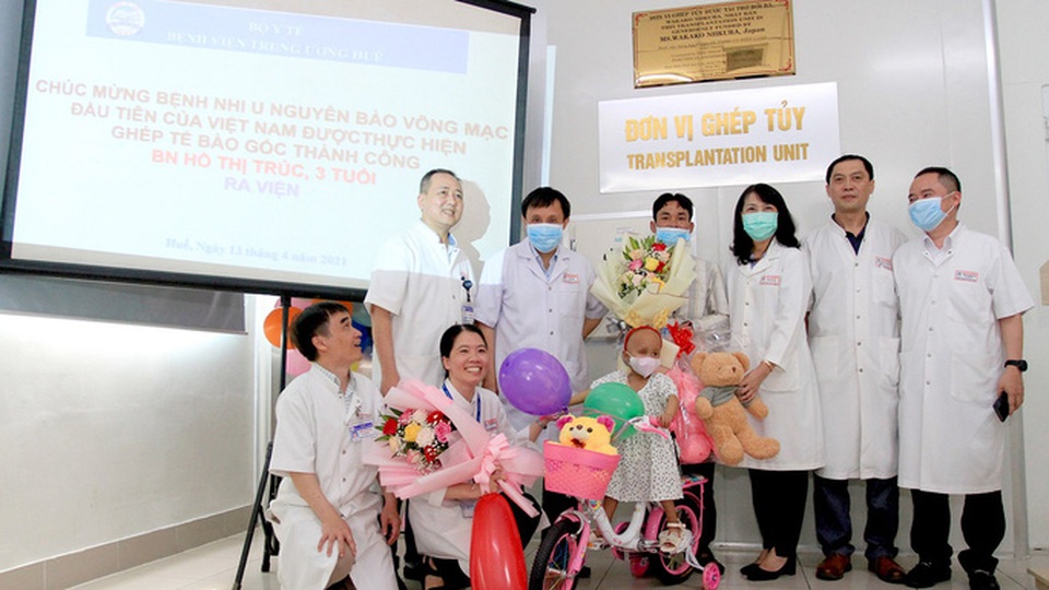 Cháu bé bị u nguyên bào võng mạc được chữa khỏi kỳ diệu - 2 Cháu bé bị u nguyên bào võng mạc được chữa khỏi kỳ diệu - 2