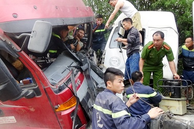 12 cảnh sát giải cứu tài xế mắc kẹt trong ca bin