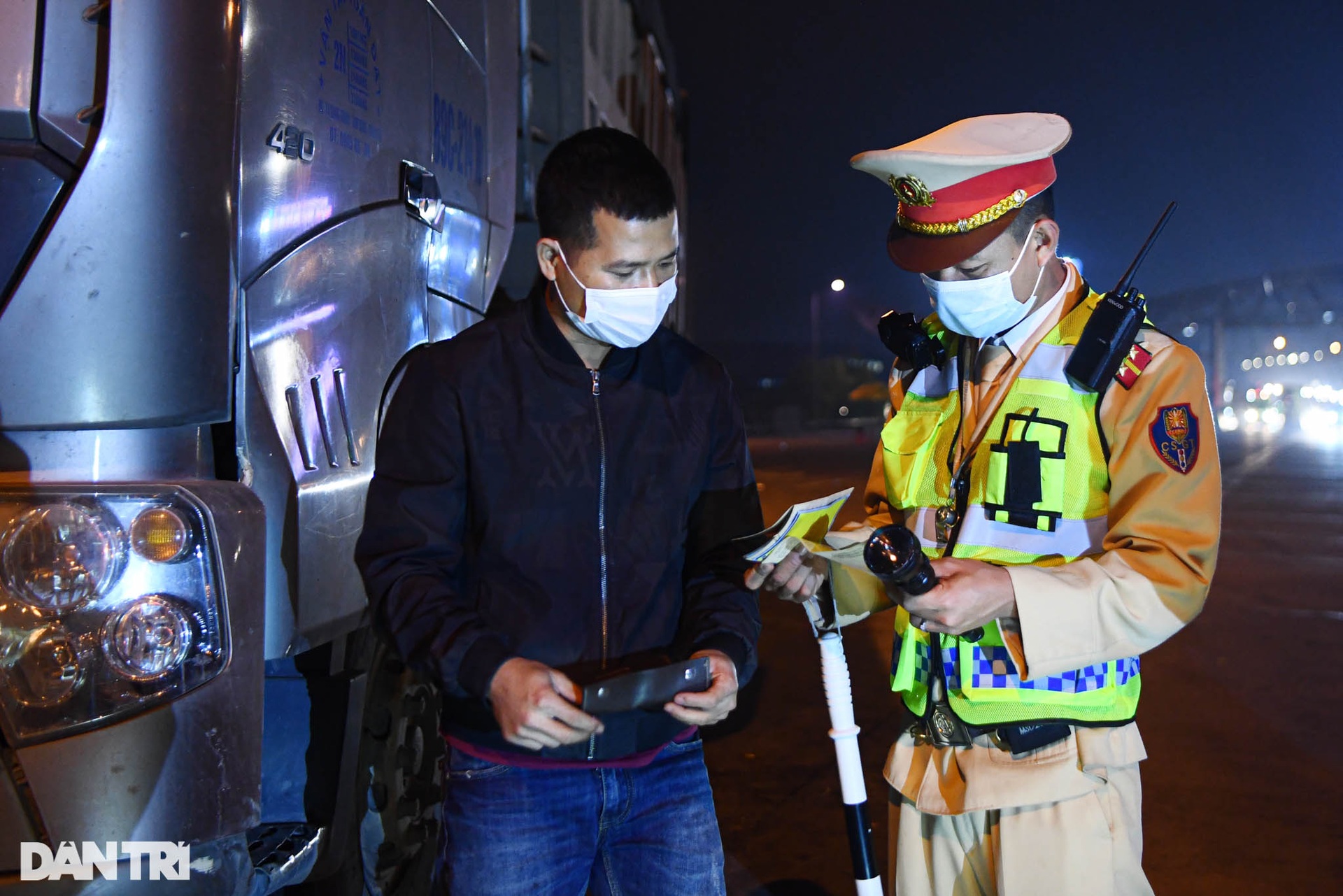 Xe siêu trường quá tải trọng tăng ga không hợp tác, uy hiếp CSGT ở Hà Nội - 7 Xe siêu trường quá tải trọng tăng ga không hợp tác, uy hiếp CSGT ở Hà Nội - 7