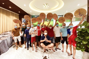 Nam y bác sĩ Hải Phòng cạo trọc đầu khi vào tâm dịch Đà Nẵng