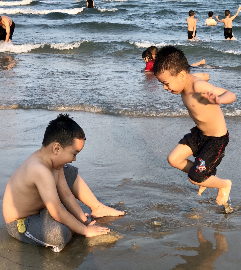 Đà Nẵng: Lo ngại dịch Covid-19 nhưng người dân vẫn ra biển giải khuây - 4 Đà Nẵng: Lo ngại dịch Covid-19 nhưng người dân vẫn ra biển giải khuây - 4