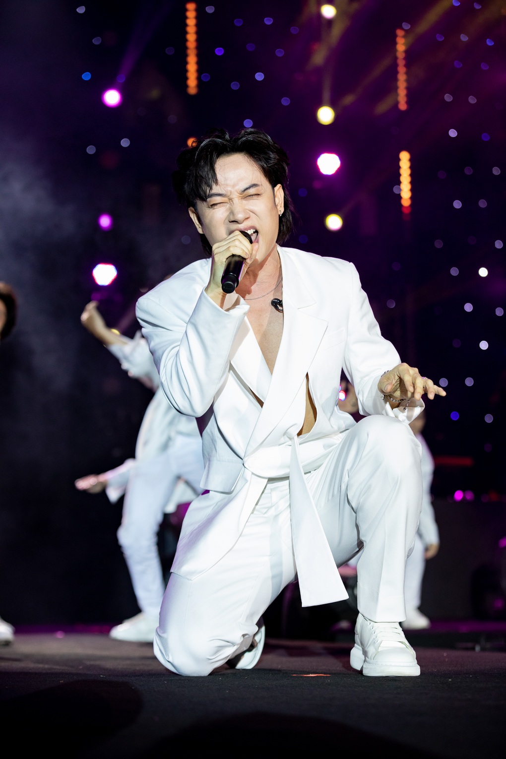 Biểu cảm của Mono khi hát cùng Trúc Nhân gây sốt - 1 Biểu cảm của Mono khi hát cùng Trúc Nhân gây sốt - 1